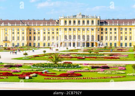 VIENNA, AUSTRIA - 23 LUGLIO 2019: Palazzo Schonbrunn, tedesco: Schloss Schonbrunn, e Gran Parterre - Giardino Francese con bellissimi letti fioriti, Vienna, Austria Foto Stock