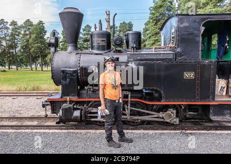 Vecchio treno con autista in attesa di passeggeri per il Prossima partenza in Hamar Norvegia 2020 agosto 9 Foto Stock