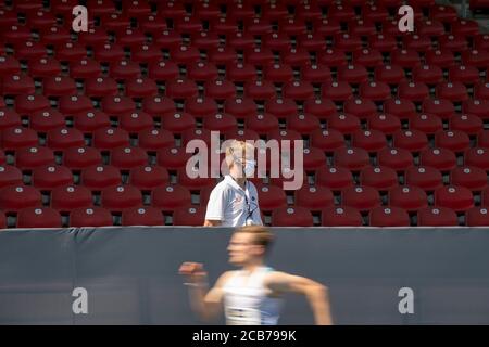 Brunswick, Germania. 8 agosto 2020. Arbitro con protezione bocca e naso guarda un atleta, su 08.08.2020 campionati tedeschi di atletica 2020, dal 08.08. - 09.08.2020 a Braunschweig/Germania. Â | utilizzo in tutto il mondo Credit: dpa/Alamy Live News Foto Stock