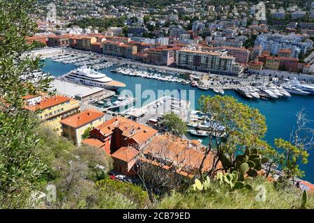 Vista dall'alto sul vecchio mare Port Lympia sul Mar Mediterraneo a Nizza in Provenza, Francia. Foto Stock