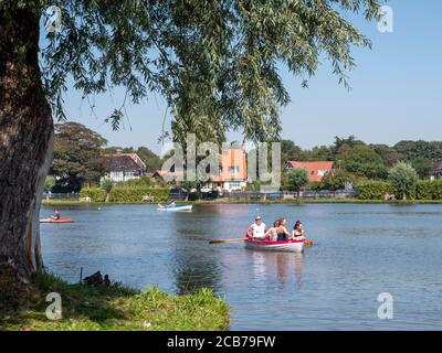 Barche a remi sul lago Meare in barca a Thorpeness Suffolk Regno Unito in estate Foto Stock