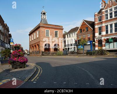 Reigate High Street e la Old Town Market Hall a Reigate Surrey Inghilterra UK - Estate 2020 Foto Stock