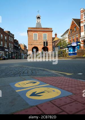 Negozio sicuro locale - Coronovirus distanza sicuro & uno Direzione della strada pedoni marciapiede in Reigate High Street Surrey Regno Unito - strada vuota Foto Stock