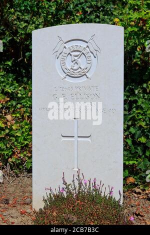 La tomba del privato George Edwin Ellison (1878-1918), l'ultimo soldato britannico ad essere ucciso in azione durante la prima guerra mondiale a Mons, Belgio Foto Stock