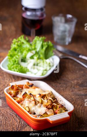 pasta gratinata su legno scuro Foto Stock