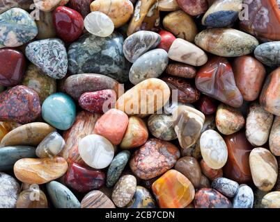 Messa a fuoco impilata immagine di una raccolta di pietre sbottigliate o lucidate per includere agati, legno martellata e pietre semi preziose Foto Stock