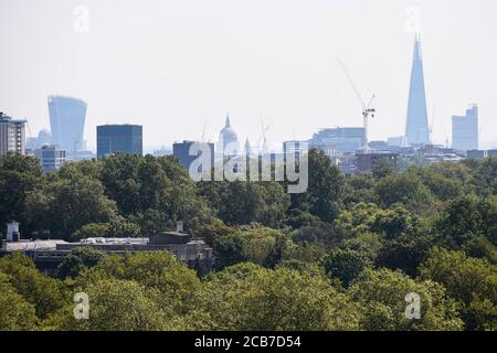 Londra, Regno Unito. 11 agosto 2020. Regno Unito Meteo: La città di Londra brilla nel calore come visto da Primrose Hill a temperature di 34C. La previsione è che l'onda di calore continui prima che le tempeste arrivino verso la fine della settimana. Credit: Stephen Chung / Alamy Live News Foto Stock