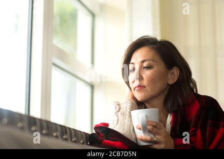 Ritratto di una donna asiatica matura in profondo pensiero. Foto Stock