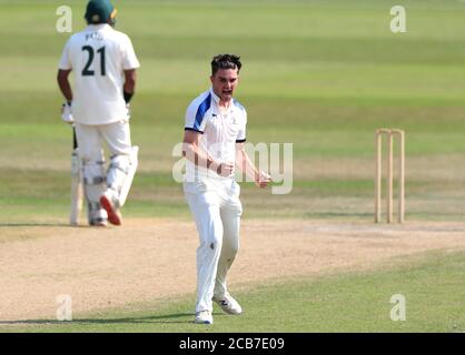 Jordan Thompson dello Yorkshire celebra la partecipazione al wicket di Matthew carter del Nottinghamshire durante il quarto giorno della partita del Bob Willis Trophy a Trent Bridge, Nottingham. Foto Stock