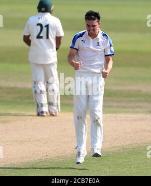Jordan Thompson dello Yorkshire celebra la partecipazione al wicket di Matthew carter del Nottinghamshire durante il quarto giorno della partita del Bob Willis Trophy a Trent Bridge, Nottingham. Foto Stock