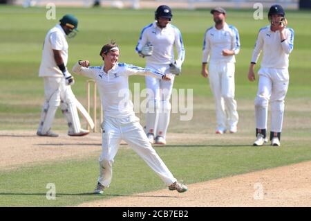 Jack Shutt dello Yorkshire celebra la conquista del wicket finale di Samit Patel di Nottinghamshire per vincere la partita il quarto giorno della partita del Bob Willis Trophy a Trent Bridge, Nottingham. Foto Stock