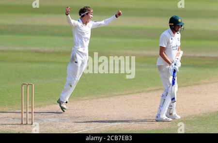 Jack Shutt dello Yorkshire celebra la conquista del wicket finale di Samit Patel di Nottinghamshire per vincere la partita il quarto giorno della partita del Bob Willis Trophy a Trent Bridge, Nottingham. Foto Stock