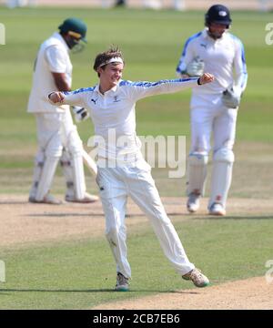 Jack Shutt dello Yorkshire celebra la conquista del wicket finale di Samit Patel di Nottinghamshire per vincere la partita il quarto giorno della partita del Bob Willis Trophy a Trent Bridge, Nottingham. Foto Stock