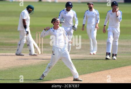 Jack Shutt dello Yorkshire celebra la conquista del wicket finale di Samit Patel di Nottinghamshire per vincere la partita il quarto giorno della partita del Bob Willis Trophy a Trent Bridge, Nottingham. Foto Stock