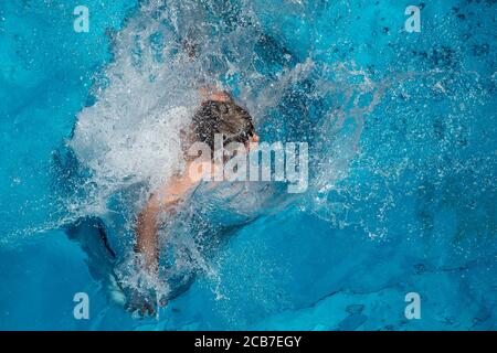 Monaco, Germania. 11 Agosto 2020. Un ragazzo salta in acqua da una torre di immersione nel Michaelibad. Credit: Sven Hoppe/dpa/Alamy Live News Foto Stock