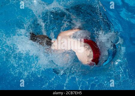 Monaco, Germania. 11 Agosto 2020. Un ragazzo salta in acqua da una torre di immersione nel Michaelibad. Credit: Sven Hoppe/dpa/Alamy Live News Foto Stock