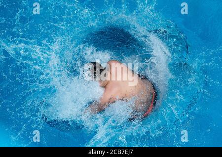 Monaco, Germania. 11 Agosto 2020. Un ragazzo salta in acqua da una torre di immersione nel Michaelibad. Credit: Sven Hoppe/dpa/Alamy Live News Foto Stock