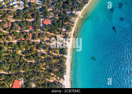 Croazia, costa adriatica sull'isola di Pag, belle località turistiche e spiaggia, drone vista panoramica Foto Stock