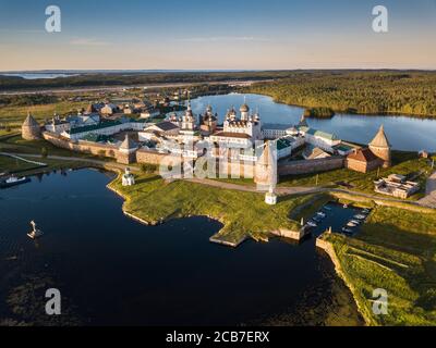 Foto panoramica del monastero di Solovetsky da una vista dall'alto. Russia, regione di Arkhangelsk, Isole Solovetsky Foto Stock