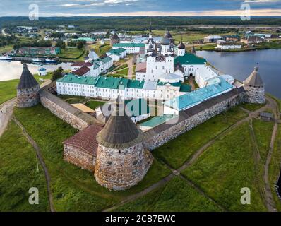 Foto panoramica del monastero di Solovetsky da una vista dall'alto. Russia, regione di Arkhangelsk, Isole Solovetsky Foto Stock
