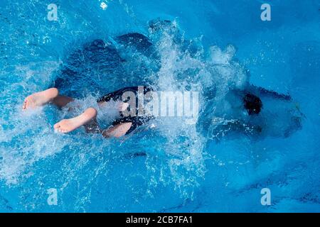 Monaco, Germania. 11 Agosto 2020. Un ragazzo salta in acqua da una torre di immersione nel Michaelibad. Credit: Sven Hoppe/dpa/Alamy Live News Foto Stock