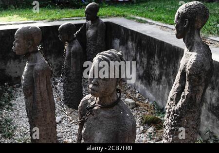 TANZANIA Zanzibar, la città di pietra fa parte del patrimonio dell'UNESCO, memoriale commerciale degli schiavi alla chiesa anglicana, il commercio degli schiavi è stato fatto dai commercianti arabi e coloniali degli schiavi - boundage, polsino del collo, legato, limitato, soffre, disumanità, disumano, selvaggio, crudele, orribile, dolore, crudeltà, barbarie Foto Stock