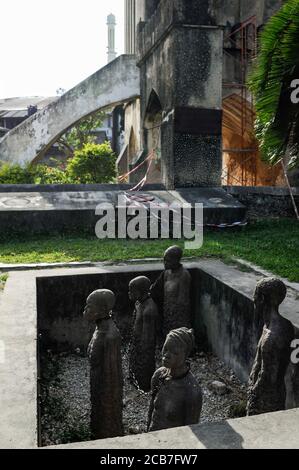 TANZANIA Zanzibar, la città di pietra fa parte del patrimonio dell'UNESCO, memoriale commerciale degli schiavi alla chiesa anglicana, il commercio degli schiavi è stato fatto dai commercianti arabi e coloniali degli schiavi - boundage, polsino del collo, legato, limitato, soffre, disumanità, disumano, selvaggio, crudele, orribile, dolore, crudeltà, barbarie Foto Stock