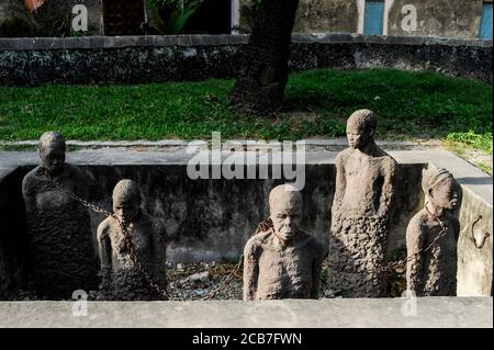 TANZANIA Zanzibar, la città di pietra fa parte del patrimonio dell'UNESCO, memoriale commerciale degli schiavi alla chiesa anglicana, il commercio degli schiavi è stato fatto dai commercianti arabi e coloniali degli schiavi - boundage, polsino del collo, legato, limitato, soffre, disumanità, disumano, selvaggio, crudele, orribile, dolore, crudeltà, barbarie Foto Stock