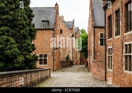 Vista su casa belga in mattoni a Groot Begijnhof Leuven, Belgio Foto Stock