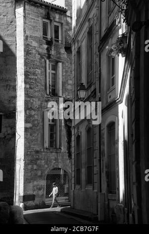 I vicoli del centro storico di Montpellier, in Francia, sono molto stretti e panoramici. Stanno invitando le persone a fare una passeggiata. Foto Stock