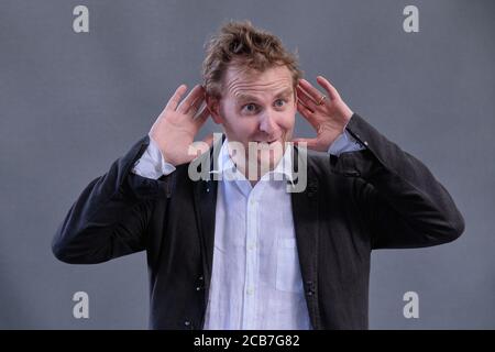 L'autore ed il giornalista britannico Andrew Wilson assiste ad una fotocall durante L'annuale Edinburgh International Book Festival 2018 Foto Stock