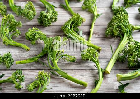 Vista dall'alto dei pezzi di broccolini su sfondo grigio in legno Foto Stock