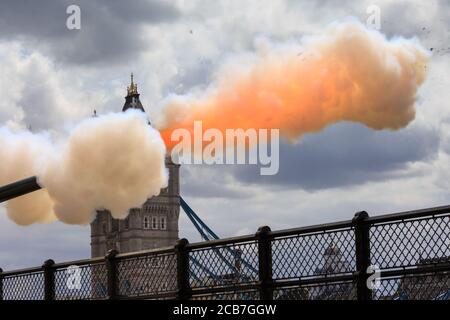 Un saluto per le armi sparato dalla Honourable Artillery Company alla HM Tower di Londra, Londra, Inghilterra, Regno Unito Foto Stock