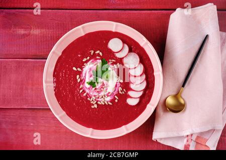 Vista dall'alto di una fredda zuppa estiva di barbabietole Foto Stock