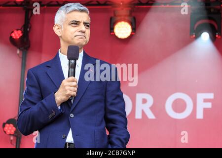 Sindaco di Londra Sadiq Khan che parla sul palco all'Eid Festival su Trafalgar Square, Londra, Inghilterra, Regno Unito Foto Stock