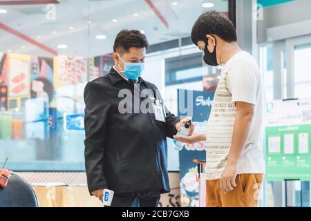 KANCHANABURI, THAILANDIA-LUGLIO 11,2020:tutti i clienti devono controllare la temperatura e lavarsi le mani con gel di alcol prima di acquistare per evitare Coronavi Foto Stock