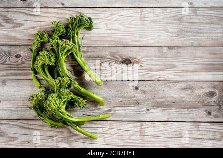 Vista dall'alto del cavolo broccolini su rustico sfondo grigio Foto Stock