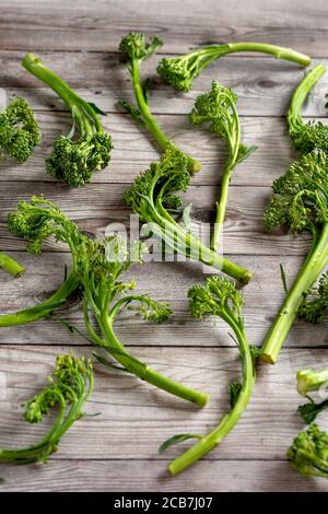 Vista dall'alto delle inflessioni dei broccolini su sfondo ligneo Foto Stock