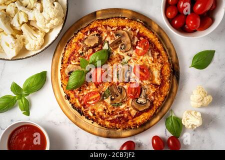 Vista dall'alto della deliziosa pizza vegetariana preparata al cavolfiore Foto Stock