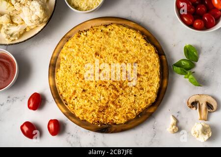 Vista dall'alto della crosta di pizza al cavolfiore con ingredienti Foto Stock