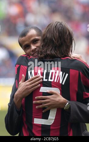 Milano Italia, 28 settembre 2003, Stadio 'G.MEAZZA SAN SIRO', Campionato Serious Football A 2003/2004, AC Milano - US Lecce : Paolo Maldini e RIVALDO prima della partita Foto Stock