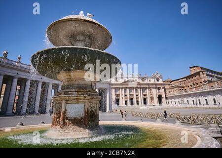 ROM, Italia. 10 luglio 2020. La fontana in Piazza San Pietro. Solo poche persone attraversano la famosa piazza del Vaticano. Le restrizioni di viaggio dovute alla corona Pandemic vengono revocate di nuovo. Ora è un buon momento per scoprire Roma. Credit: Annette Riedl/dpa-Zentralbild/ZB/dpa/Alamy Live News Foto Stock