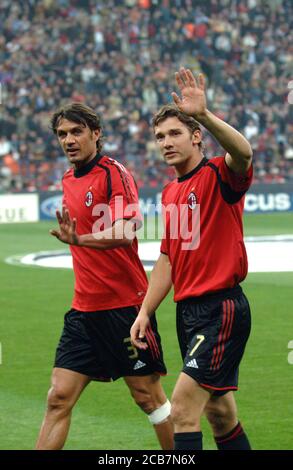 Milano Italia 06 aprile 2005, Stadio 'G.MEAZZA SAN SIRO', campionato di calcio Seria A 2004/2005, AC Milan - FC Inter : Paolo Maldini e Andriy Shevchenko prima della partita Foto Stock