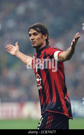 Milano Italia 06 aprile 2005, Stadio 'G.MEAZZA SAN SIRO', campionato di calcio Seria A 2004/2005, AC Milan - FC Inter : Paolo Maldini durante la partita Foto Stock