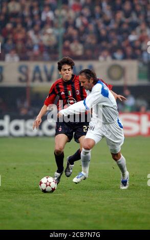 Milano Italia 06 aprile 2005, Stadio 'G.MEAZZA SAN SIRO', campionato di calcio Seria A 2004/2005, AC Milan - FC Inter : Sinisa Mihajlovic e Kaka in azione durante la partita Foto Stock