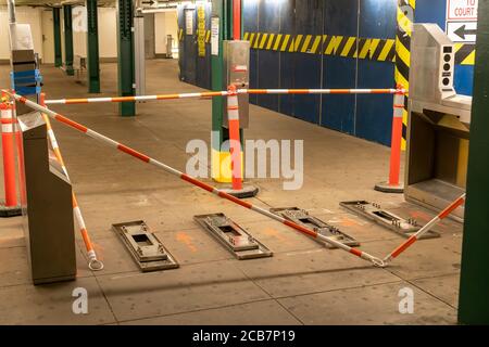 La Metropolitan Transportation Authority si prepara ad installare nuovi tornelli nella stazione di Greenpoint Avenue a Greenpoint a Brooklyn a New York domenica 9 agosto 2020. (© Richard B. Levine) Foto Stock