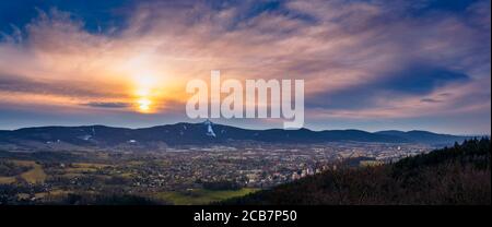 Alba sunse sulla città di Liberec, repubblica Ceca. Gestato. Vista dal Prosec vista, montagna di Jested. Montagne Jizerske e Liberec. Foto Stock