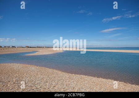 Piscina d'acqua sulla spiaggia di Dungeness, una delle più grandi spiagge di ghiaia d'Europa. Foto Stock