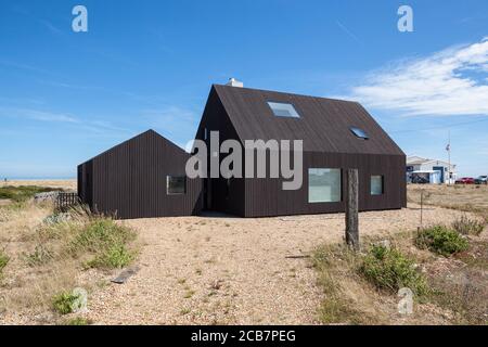 North IVA, una casa di colore nero costruita sulla spiaggia di Dungeness da Rodić Davidson Architects Foto Stock