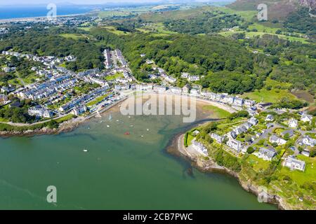 Porthmadog e le spiagge circostanti, porticciolo con molti yacht e barche in alta marea. Galles del Nord Foto Stock